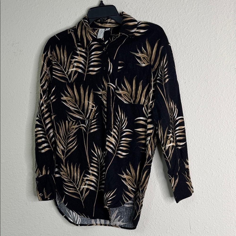 Black and Tan women’s button town tunic top. Great material.
